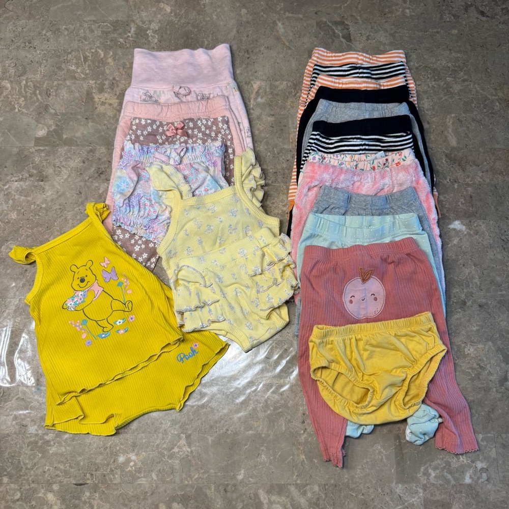 Baby girl bundle sizes
0-3 months and 3-6 months
17 bottoms and 2 sets